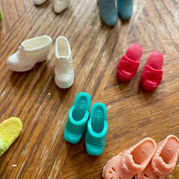 23 Pairs + Singles Barbie Doll Shoes Lot 1990 Flats Heels Boots - Picture 2 of 6